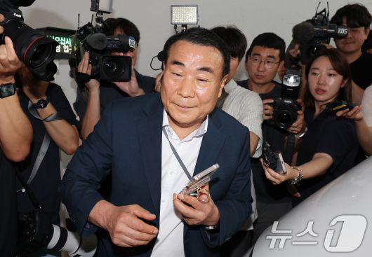 윤석열 전 대통령 배우자 김건희 여사 의혹을 수사하는 민중기 특별검사팀 관계자가 3일 오전 서울 종로구 삼부토건에 대한 압수수색 중 건물 밖에서 전화기를 든 채 이동하고 있다. 2025.7.3/뉴스1 ⓒ News1 장수영 기자