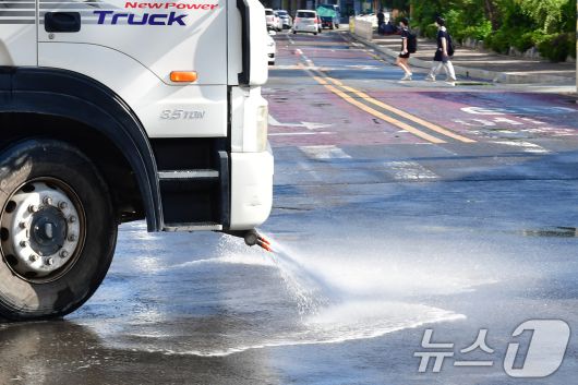 3일 오전 경북 포항시 전역에 폭염경보가 발령 중인 가운데 북구 포항국제전시컨벤션센터 공사 현장 앞 도로에서 살수차가 도로에 물을 뿌리고 있다. 2025.7.3/뉴스1 ⓒ News1 최창호 기자