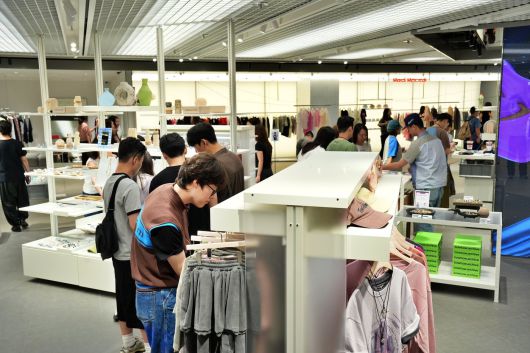 4일 서울시 중구 소공동에 위치한 본점 9층 '키네틱 그라운드'에 고객이 방문해 구경하고 있다(롯데백화점 제공)