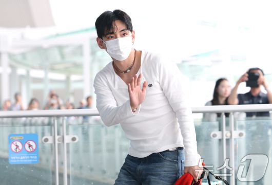 방탄소년단(BTS) 뷔(본명 김태형)가 해외 일정을 위해 4일 오전 인천국제공항을 통해 출국하고 있다. ⓒ News1 권현진 기자