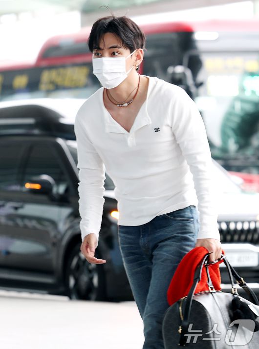 방탄소년단(BTS) 뷔(본명 김태형)가 해외 일정을 위해 4일 오전 인천국제공항을 통해 출국하고 있다. ⓒ News1 권현진 기자