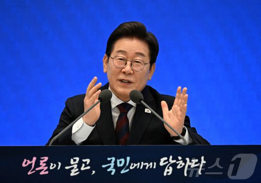 이재명 대통령이 3일 서울 청와대 영빈관에서 열린 ‘대통령의 30일, 언론이 묻고 국민에게 답하다’ 기자회견에서 발언을 하고 있다. ⓒ 로이터=뉴스1 ⓒ News1 박세연 기자