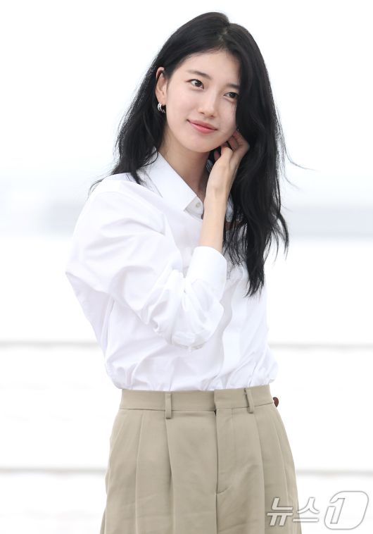 배우 수지가 해외 일정을 위해 4일 오전 인천공항을 통해 출국하고 있다. ⓒ News1 권현진 기자