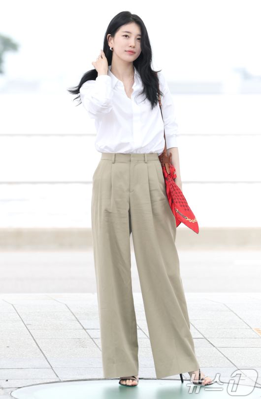 배우 수지가 해외 일정을 위해 4일 오전 인천공항에 도착해 매력을 발산하고 있다. ⓒ News1 권현진 기자