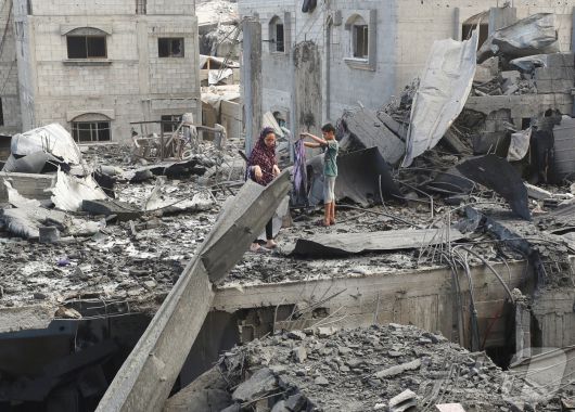 4일(현지시간) 이스라엘 국경과 인접한 가자지구 지역에 여러 건물이 폭격으로 무너진 모습. 2025.07.04. ⓒ 로이터=뉴스1 ⓒ News1 양은하 기자