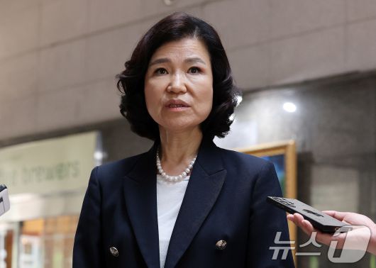 대전MBC 사장 시절 법인카드를 사적으로 유용했다는 의혹을 받는 이진숙 방송통신위원장이 5일 피의자 신분으로 경찰에 출석해 조사받았다. 이 위원장이 취재진의 질문에 답하고 있는 모습. /뉴스1 ⓒ News1 박세연 기자
