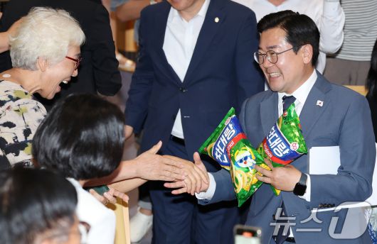 더불어민주당 당대표 선거에 출마한 박찬대 의원이 5일 전북 전주시 전주대학교 JJ아트홀에서 열린 당찬대 원팀 토크콘서트에서 지지자에게 받은 '찬대랑'이라고 적힌 과자를 들고 입장하고 있다. 2025.7.5/뉴스1 ⓒ News1 유경석 기자