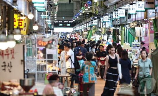 국회가 2차 추가경정예산안을 처리 예정인 4일 서울 마포구 망원시장에서 시민들이 장을 보고있다. 2025.7.4/뉴스1