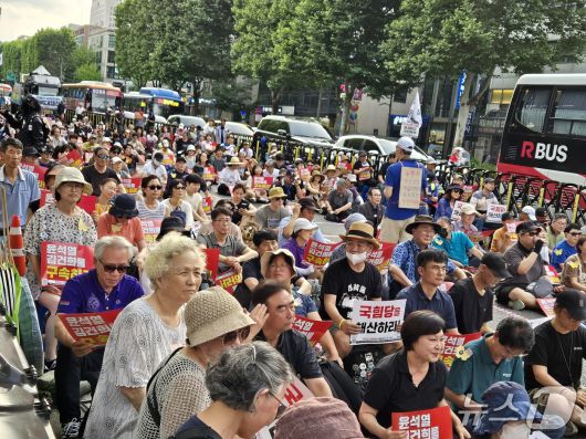 5일 서울 서초구 교대역 앞에서 촛불행동이 내란죄 수사 촉구 집회를 여는 모습. 2025.7.5/뉴스1 ⓒ News1 신윤하 기자