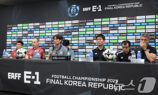 중국 데얀 주르예비치 감독(왼쪽부터)과, 대한민국 홍명보 감독, 일본 모리야스 하지메 감독, 홍콩 애슐리 웨스트우드 감독이 6일 오후 경기도 용인미르스타디움에서 열린 2025 동아시아축구연맹(EAFF) E-1 챔피언십 남자부 공식 기자회견에서 기자들 질의에 답하고 있다. 2025.7.6/뉴스1 ⓒ News1 이동해 기자