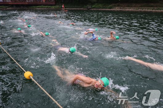 6일 오전 서울 송파구 잠실 석촌호수에서 열린 2025 롯데 아쿠아슬론에서 참가자들이 수영을 하고 있다.  (공동취재) 2025.7.6/뉴스1 ⓒ News1 김성진 기자
