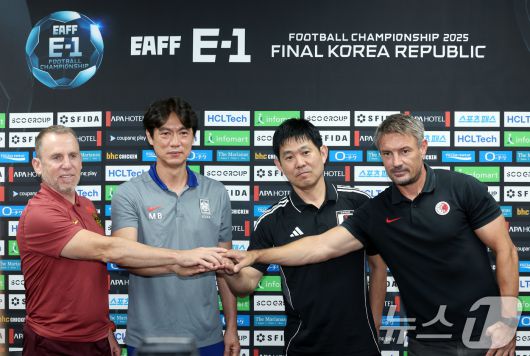 홍명보 감독을 비롯한 각국 감독들이 6일 오후 경기도 용인미르스타디움에서 열린 2025 동아시아축구연맹(EAFF) E-1 챔피언십 남자부 공식 기자회견에서 손을 맞대며 선전을 다짐하고 있다. 사진 왼쪽부터 중국 데얀 주르예비치 감독, 대한민국 홍 감독, 일본 모리야스 하지메 감독, 홍콩 애슐리 웨스트우드 감독. 2025.7.6/뉴스1 ⓒ News1 이동해 기자