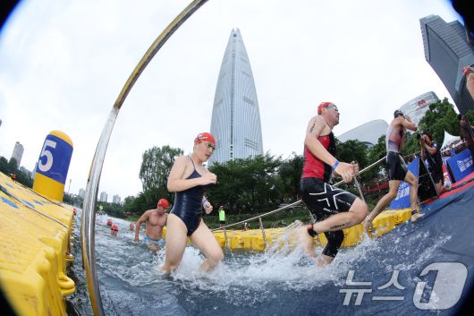 6일 오전 서울 송파구 잠실 석촌호수에서 열린 2025 롯데 아쿠아슬론에서 참가자들이 수영을 하고 있다. (공동취재) 2025.7.6/뉴스1 ⓒ News1 김성진 기자
