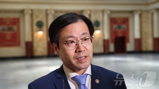 도널드 트럼프 미국 행정부가 무역 상대국에 부과한 상호관세의 유예 기간 종료(7월 9일)가 나흘 앞으로 다가온 5일(현지시간), 여한구 산업통상자원부 통상교섭본부장이 미국 워싱턴DC 유니온스테이션에서 기자들과 만나 질문에 답하고 있다. 2025.07.05 ⓒ News1 류정민 특파원