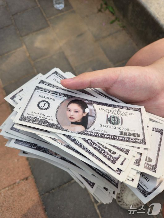 중국팬 커첸 씨가 직접 제작한 블랙핑크 굿즈 ⓒ 뉴스1 안태현 기자