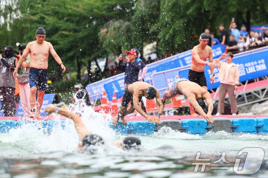6일 오전 서울 송파구 잠실 석촌호수에서 열린 2025 롯데 아쿠아슬론에서 참가자들이 출발하고 있다. (공동취재) 2025.7.6/뉴스1 ⓒ News1 김성진 기자