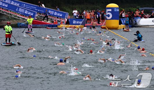6일 오전 서울 송파구 잠실 석촌호수에서 열린 2025 롯데 아쿠아슬론에서 참가자들이 수영을 하고 있다. (공동취재) 2025.7.6/뉴스1 ⓒ News1 김성진 기자