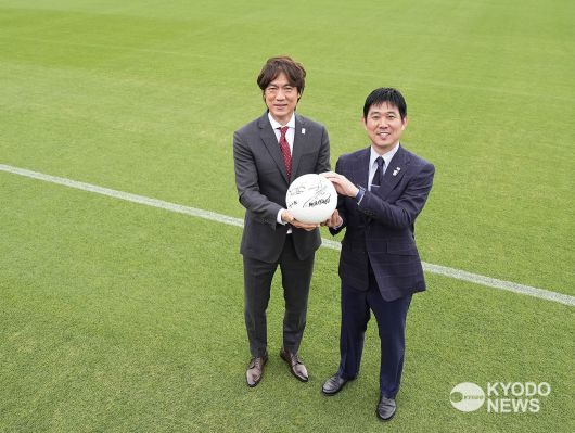 홍명보 감독(왼쪽)과 모리야스 하지메 감독(교도통신 제공)