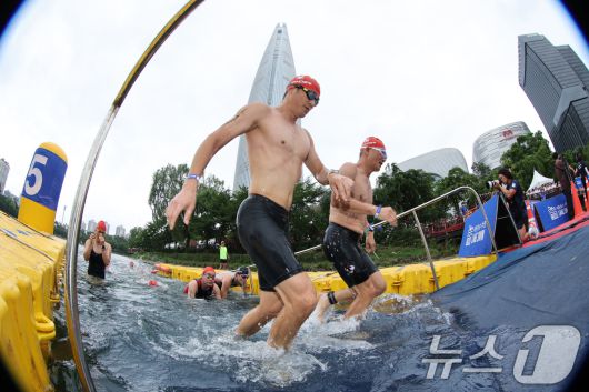 6일 오전 서울 송파구 잠실 석촌호수에서 열린 2025 롯데 아쿠아슬론에서 참가자들이 수영을 하고 있다. (공동취재) 2025.7.6/뉴스1 ⓒ News1 김성진 기자