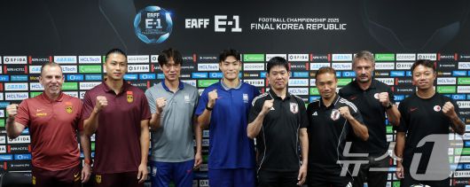 각국 감독과 선수들이 6일 오후 경기도 용인미르스타디움에서 열린 2025 동아시아축구연맹(EAFF) E-1 챔피언십 남자부 공식 기자회견에서 파이팅을 외치고 있다. 사진 왼쪽부터 중국 데얀 주르예비치 감독과 장유닝, 대한민국 홍명보 감독과 박진섭, 일본 모리야스 하지메 감독과 나가토모 유토, 홍콩 애슐리 웨스트우드 감독과 리카호. 2025.7.6/뉴스1 ⓒ News1 이동해 기자
