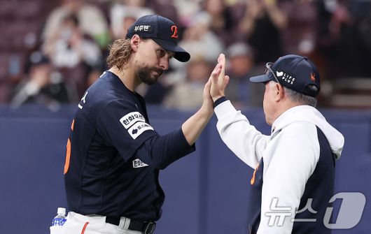 김경문 한화 이글스 감독(오른쪽)과  라이언 와이스. 뉴스1 DB ⓒ News1 김성진 기자