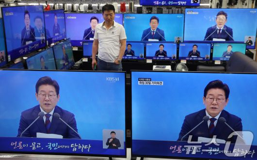 3일 서울 용산구 전자랜드 매장에서 상인이 '대통령의 30일, 언론이 묻고 국민에게 답하다'라는 이재명 대통령 기자회견을 보고 있다. 2025.7.3/뉴스1 ⓒ News1 김명섭 기자