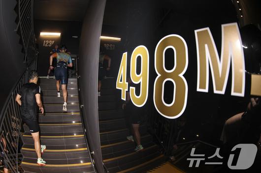 6일 오전 서울 송파구 잠실 롯데월드타워에서 열린 2025 롯데 아쿠아슬론에서 참가자들이 결승점을 향해 달리고 있다. (공동취재) 2025.7.6/뉴스1 ⓒ News1 김성진 기자