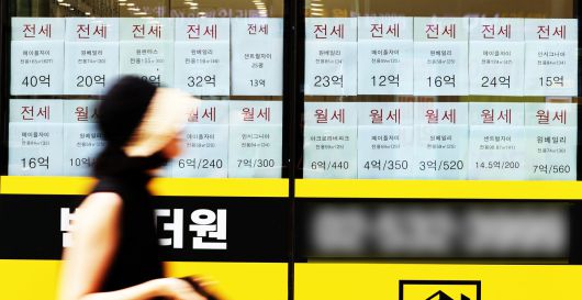 서울 시내의 한 공인중개사무소에 전·월세 안내문이 붙여져 있다. 2025.7.1/뉴스1 ⓒ News1 황기선 기자