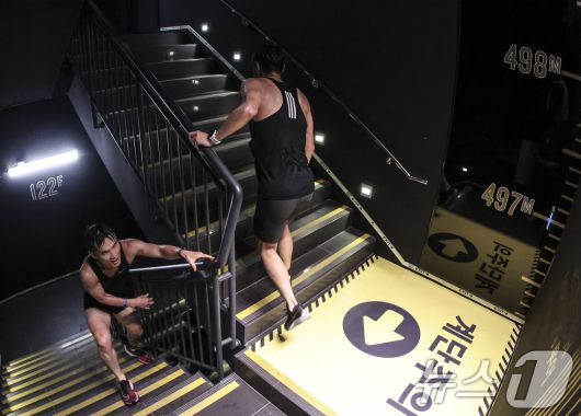 6일 오전 서울 송파구 잠실 롯데월드타워에서 열린 2025 롯데 아쿠아슬론에서 참가자들이 결승점을 향해 달리고 있다. (공동취재) 2025.7.6/뉴스1 ⓒ News1 김성진 기자