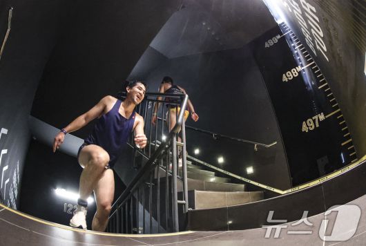 6일 오전 서울 송파구 잠실 롯데월드타워에서 열린 2025 롯데 아쿠아슬론에서 참가자들이 결승점을 향해 달리고 있다.  (공동취재) 2025.7.6/뉴스1 ⓒ News1 김성진 기자