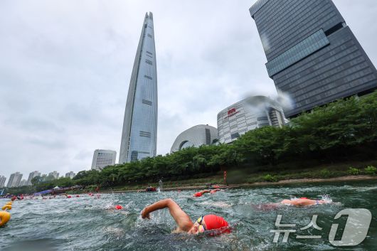 6일 오전 서울 송파구 잠실 석촌호수에서 열린 2025 롯데 아쿠아슬론에서 참가자들이 수영을 하고 있다. (공동취재) 2025.7.6/뉴스1 ⓒ News1 김성진 기자