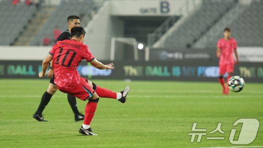 이동경이 7일 오후 경기 용인시 처인구 용인미르스타디움에서 열린 2025 동아시아축구연맹(EAFF) E-1 챔피언십 남자부 대한민국과 중국의 경기에서 슛을 하고 있다. 2025.7.7/뉴스1 ⓒ News1 김영운 기자