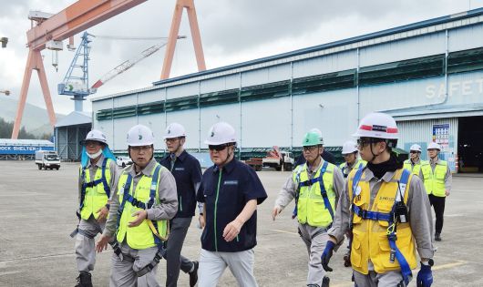 권오갑 HD현대 회장이 7일 필리핀 수빅 조선소 현장을 둘러보고 직원들을 격려했다.(HD현대 제공)