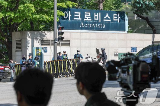 윤석열 전 대통령 부부와 무속인 '건진법사' 전성배(65) 씨 사이의 의혹과 관련해 검찰이 30일 실시한 서초동 사저와 코바나콘텐츠 사무실에 대한 압수수색이 약 6시간 만에 종료됐다.  2025.4.30/뉴스1 ⓒ News1 민경석 기자