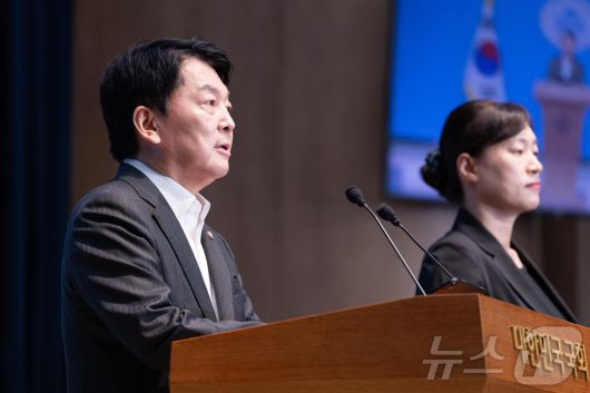 안철수 국민의힘 혁신위원장이 7일 서울 여의도 국회 소통관에서 기자회견을 열고 혁신위원장 사퇴 및 전당대회 출마를 밝히고 있다. 2025.7.7/뉴스1 ⓒ News1 유승관 기자