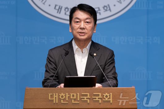 안철수 국민의힘 혁신위원장이 7일 서울 여의도 국회 소통관에서 기자회견을 열고 혁신위원장 사퇴 및 전당대회 출마를 밝히고 있다. 2025.7.7/뉴스1 ⓒ News1 유승관 기자