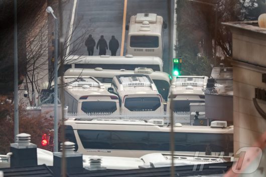 6일 오전 서울 용산구 한남동 대통령 관저 정문에 차벽이 세워져 있다. 지난 3일 윤석열 대통령에 대한 체포 영장을 집행한 공수처는 대통령 관저 경내에서 안전상 이유로 집행을 중지하고 돌아섰다. 2025.1.6/뉴스1 ⓒ News1 김도우 기자