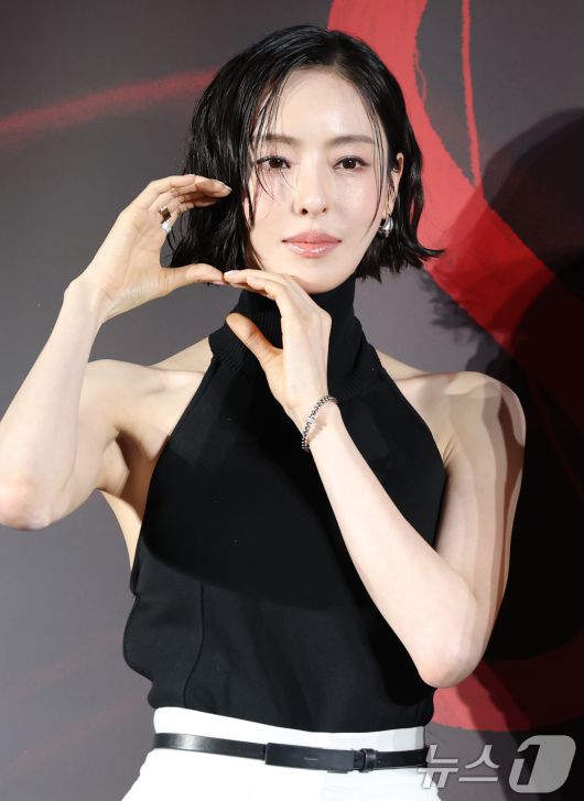 배우 이다희가 7일 서울 용산 CGV에서 열린 웨이브 오리지널 드라마 'S라인'의 제작발표회에 참석해 포즈를 취하고 있다. 'S라인'은 성적 관계를 맺은 사람들 사이에 이어지는 붉은 선, 일명 S라인이 보이기 시작하면서 금지된 욕망과 숨겨진 진실이 드러나는 판타지 스릴러다. 2025.7.7/뉴스1 ⓒ News1 권현진 기자