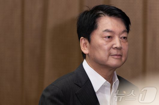 안철수 국민의힘 혁신위원장이 7일 서울 여의도 국회 소통관에서 기자회견을 열고 혁신위원장 사퇴 및 전당대회 출마 기자회견에 참석하고 있다. 2025.7.7/뉴스1 ⓒ News1 유승관 기자