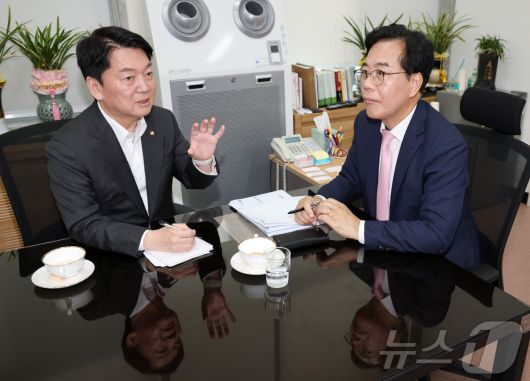 국민의힘 송언석 비상대책위원장 겸 원내대표(오른쪽)와 혁신위원장으로 내정된 안철수 의원이 지난 2일 오후 서울 여의도 국회 본청 원내대표실에서 회동하고 있다. (공동취재) 2025.7.2/뉴스1 ⓒ News1 안은나 기자