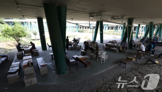 절기상 본격적인 더위가 시작된다는 소서(小暑)인 7일 오후 부산 동래구 원동교 하부 그늘에서 어르신들이 바둑을 두며 더위를 식히고 있다. 2025.7.7/뉴스1 ⓒ News1 윤일지 기자