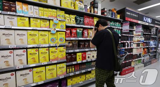 서울의 한 대형마트에 커피가 진열돼 있다. 2025.7.2/뉴스1 ⓒ News1 박지혜 기자