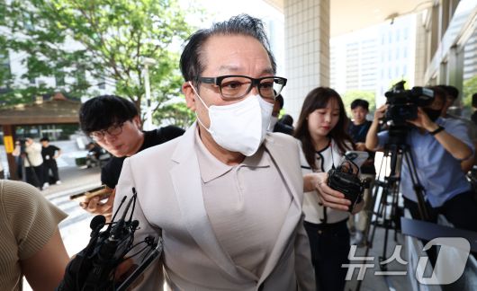 2018년 지방선거 공천헌금 의혹 혐의를 받는 건진법사 전성배씨가 23일 오전 서울 양천구 서울남부지법에서 열린 3차 공판에 출석하고 있다. (공동취재) 2025.6.23/뉴스1 ⓒ News1 장수영 기자