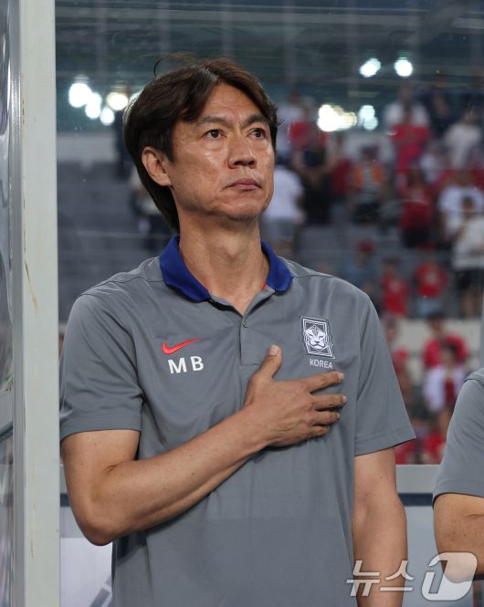 홍명보 대한민국 축구 국가대표팀 감독이 7일 오후 경기 용인시 처인구 용인미르스타디움에서 열린 2025 동아시아축구연맹(EAFF) E-1 챔피언십 남자부 대한민국과 중국의 경기 전 국기에 대한 경례를 하고 있다. 2025.7.7/뉴스1 ⓒ News1 김영운 기자
