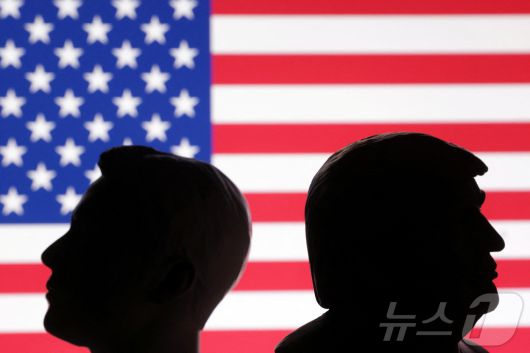 도널드 트럼프 미국 대통령과 일론 머스크 테슬라 최고경영자의 미니어처. 2025.7.1 ⓒ 로이터=뉴스1 ⓒ News1 김경민 기자