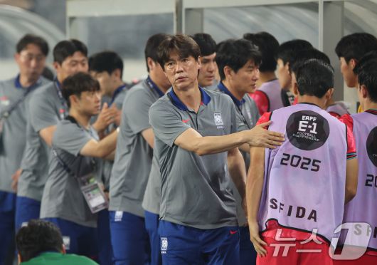 홍명보 대한민국 축구 국가대표팀 감독이 7일 오후 경기 용인시 처인구 용인미르스타디움에서 열린 2025 동아시아축구연맹(EAFF) E-1 챔피언십 남자부 대한민국과 중국의 경기에서 3대0으로 승리 후 선수들을 격려하고 있다. 2025.7.7/뉴스1 ⓒ News1 김영운 기자