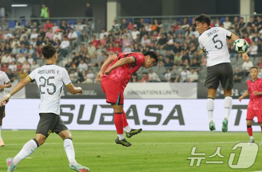 주민규가 7일 오후 경기 용인시 처인구 용인미르스타디움에서 열린 2025 동아시아축구연맹(EAFF) E-1 챔피언십 남자부 대한민국과 중국의 경기에서 헤더슛을 하고 있다. 2025.7.7/뉴스1 ⓒ News1 김영운 기자