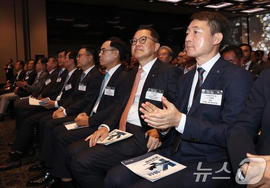 8일 오전 서울 용산구 그랜드하얏트서울에서 열린 제1회 방위산업의 날 기념식에서 방위산업체 대표들이 나란히 앉아 있다. 오른쪽부터 차재병 한국항공우주산업 대표이사, 김희철 한화오션 대표이사, 이용배 현대로템 대표이사, 손재일 한화에어로스페이스 대표이사, 신익현 LIG넥스원 대표이사, 이상균 HD현대중공업 대표이사. 2025.7.8/뉴스1 ⓒ News1 구윤성 기자