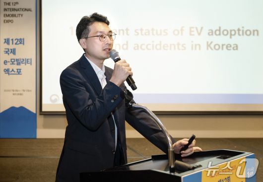 박용선 국토교통부 자동차정책과장이 8일 제주 서귀포 제주신화월드에서 한국자동차기자협회가 개최한 '2025 전동화 시대로의 대전환' 포럼에서 전동화 시대의 모빌리티 안전 정책을 주제로 발표하고 있다(한국차기자협회 제공). 2025.07.08.