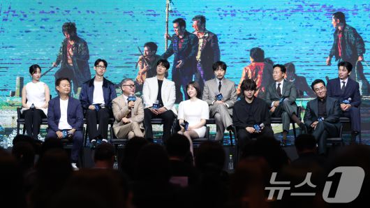 8일 서울 영등포구 콘래드호텔에서 디즈니+ 오리지널 시리즈 '파인: 촌뜨기들' 제작발표회가 진행되고 있다. '파인: 촌뜨기들'은 1977년 바다 속에 묻힌 보물선을 차지하기 위해 몰려든 근면성실 생계형 촌뜨기들의 속고 속이는 이야기를 그렸다. 2025.7.8/뉴스1 ⓒ News1 권현진 기자